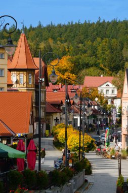 10 10 2022, ana cadde, klasik spa evleri. Polonya 'nın Swieradow Zdroj kentinde turizm