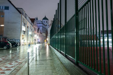 2023-12-13, yağmurlu havada akşam caddesi. Szczecin. Polonya