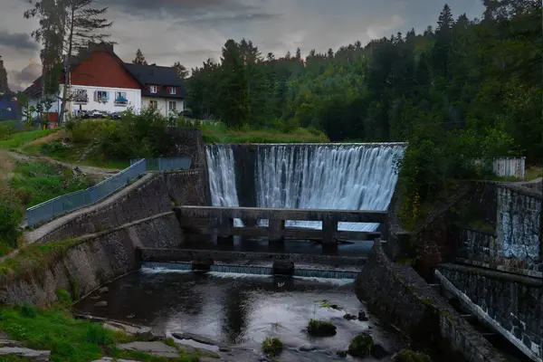 2023-08-02; Jablonowski Sarayı Tiyatro Meydanı 'ndaki Warsaw rdmiecie bölgesinde yer almaktadır. Polonya