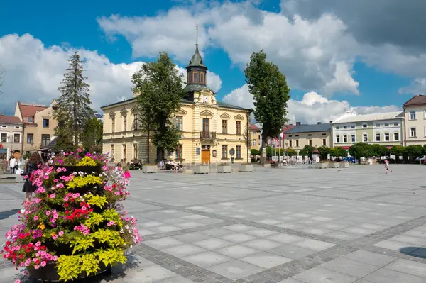  2023-09-04; Nowy Targ 'daki belediye binası pazar meydanı. Polonya