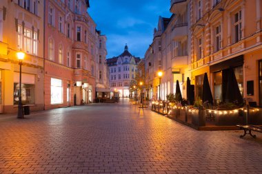 2023-11-24; Zielona Gora 'nın akşam caddeleri. Polonya.