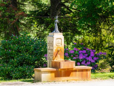 2024-05-14; 19. yüzyıl atmosferinde bir bayan maden suyu kaynağında, turistler ve hastalar için ulaşılabilir. Swieradow zdroj Polonya
