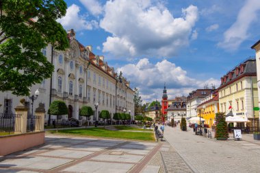 2024-05-27; Avrupa 'nın tarihi bir kasabasındaki Charming caddesi güneşli bir günde güzel mimari ve canlı renkler sergiliyor, Jelenia Gora, Polonya.