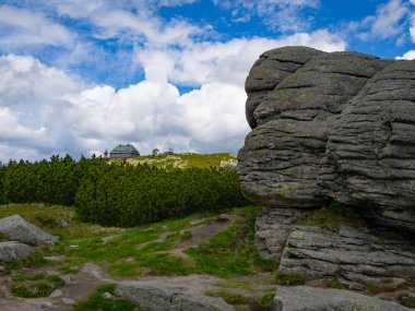 Karkonosze Dağları 'ndaki Szrenica Dağı' nın tepesinde bir dağ kulübesi manzarası. Polonya