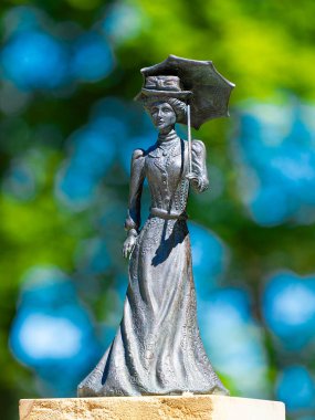 2024-05-14; 19. yüzyıl atmosferindeki bir bayanın maden suyu pınarındaki dekoratif figürleri, turistler ve hastalar için ulaşılabilir. Swieradow zdroj Polonya