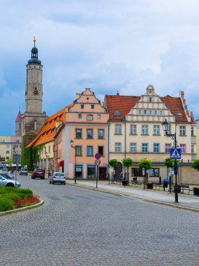2024-05-31; Tarihi kent meydanında güzel mimari, Iwowek slaski, Polonya. 