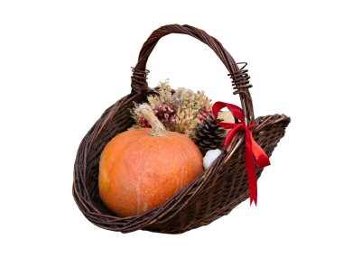 Beyaz arka planda balkabağı ve kırmızı kurdeleli eski sepet