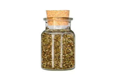 Beyaz arkaplanda izole edilmiş cam kabın içindeki kekik otu