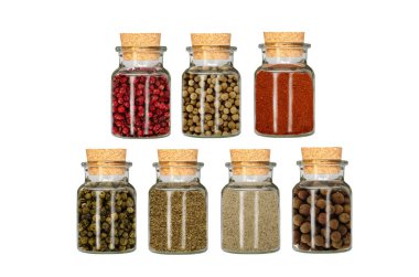 Beyaz arkaplanda izole edilmiş cam kabın içindeki biber türü