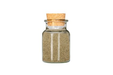 Beyaz arka planda izole edilmiş cam kabın içinde öğütülmüş beyaz biber