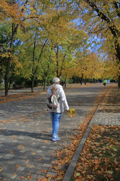 Foto Fue Tomada Ciudad Odessa Imagen Muestra Una Joven Caminando — Foto de Stock