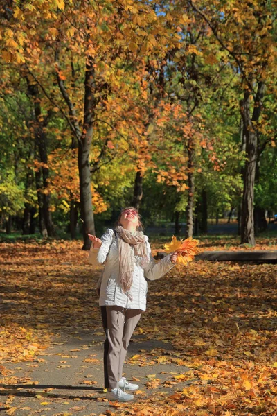 这张照片是在敖德萨公园拍摄的 这个公园叫久科夫斯基花园 在照片中 一个女孩在秋天的公园里高兴地看到黄叶从树上掉下来 — 图库照片