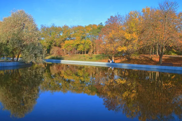 写真はウクライナのオデッサ市で撮影されました この写真は 勝利公園と呼ばれる都市公園で 秋の木々が反映された湖を示しています — ストック写真