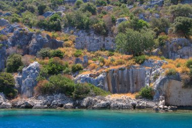 Fotoğraf Türkiye 'de çekildi. Resim, Akdeniz 'deki Kekova adasının kıyısındaki antik bir yerleşim bölgesinin kalıntılarını gösteriyor..