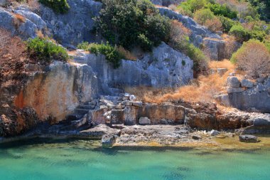 Fotoğraf Türkiye 'de çekildi. Resim, Akdeniz 'deki Kekova adasının kıyısındaki antik bir yerleşim bölgesinin kalıntılarını gösteriyor..