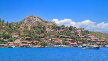 Fotoğraf Türkiye 'nin Kekova adasındaki antik bir kaleyi gösteriyor.