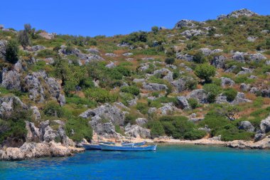 Fotoğraf Türkiye 'nin Kekova adasında sessiz bir körfezi gösteriyor. Koyun derinliklerinde demirli balıkçı tekneleri görülebilir..