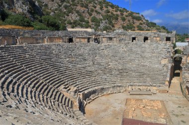 Fotoğraf Türkiye 'de çekildi. Resim antik Myra kentindeki antik bir Greko-Romen tiyatrosunu gösteriyor..