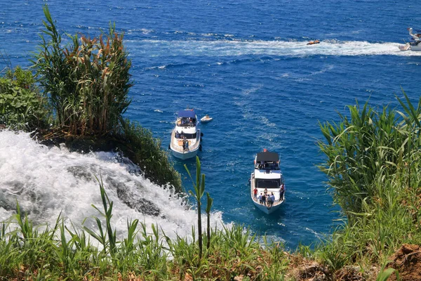 Photo Taken Turkey Picture Shows Boat Tourists Looking Waterfall City — Stock Photo, Image