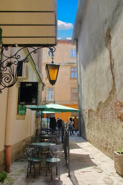 Foto Mostra Caffè Strada Una Vecchia Strada Stretta Nella Città — Foto Stock