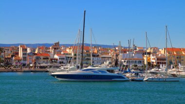 Cambrils, İspanya - 01 Mayıs 2016. Fotoğrafta İspanya 'nın Cambrils kentinde bir manzara görülüyor. Ön planda şehir limanına demirlemiş modern yatlar var..
