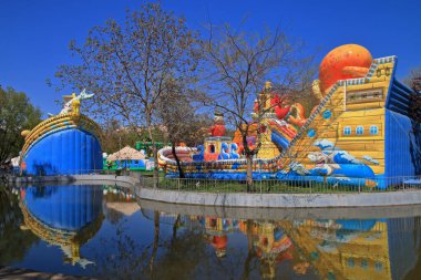 Odessa şehir parkındaki çocuklar için parlak renkli şişirilebilir slaytlar..