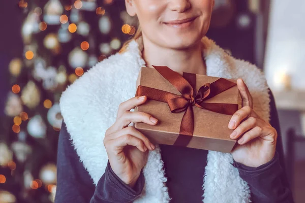 Porträtt Vacker Kvinna Som Får Presentask Till Jul Happy Girl — Stockfoto