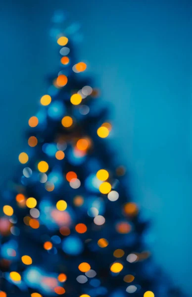 Feestelijke Kerstachtergrond Helder Gloeiende Wazige Kerstboom Bokeh Lights Traditioneel Decor — Stockfoto