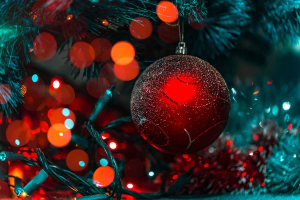 美しいクリスマスと新年の装飾 休日の背景 お祭り騒ぎの光と赤い光沢のあるボールとクリスマスツリー スタイリッシュなバブルズオーナメント 冬の家の装飾 — ストック写真