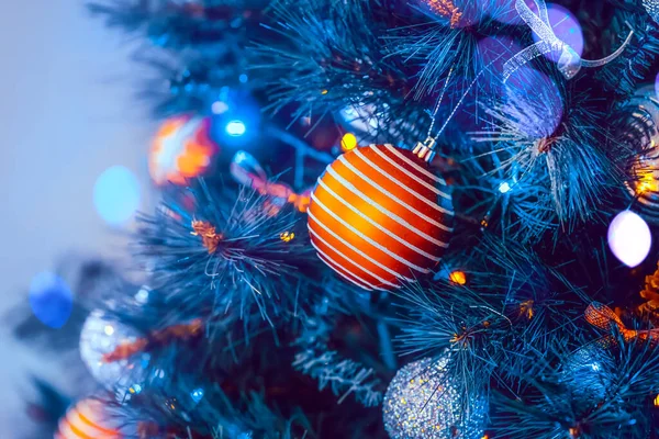 Mooie Kerst Nieuwjaarsachtergrond Kerstboom Met Een Blauw Licht Versierd Met — Stockfoto