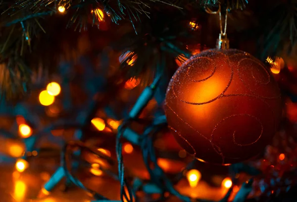 美しい赤いクリスマスボール お祭りの栽培ガーランドとブロンズレッドシャイニーボールで飾られたクリスマスツリー Masと新年の休日のための装飾的なバブル — ストック写真
