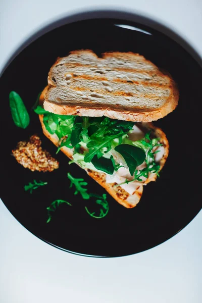 Leckeres Bio Sandwich Mit Schinken Käse Und Kleinstgemüse Auf Einem — Stockfoto
