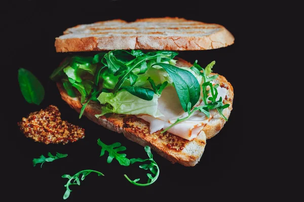 Leckeres Bio Sandwich Mit Schinken Käse Und Rucola Auf Einem — Stockfoto