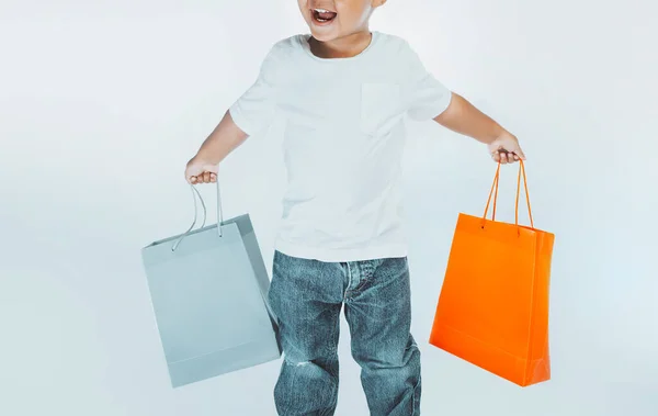 小さなアフリカ系アメリカ人の男の子でショッピングバッグ隔離された白い背景 幸せな子供は彼の新しい購入を楽しむ ブラック フライデーでの販売 — ストック写真