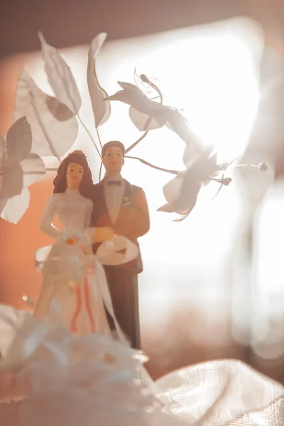 Foto Einer Leckeren Hochzeitstorte Mit Traditionellem Hochzeitsspielzeug Der Spitze Braut — Stockfoto