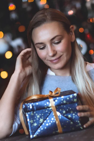 Porträtt Lycklig Flicka Njuter Gåvor Hemma Julafton Dekorerad Xmas Bokeh — Stockfoto