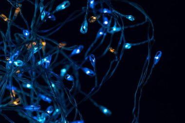 Neşeli Parlayan Karanlık Arkaplan. Renkli Parlayan Çelenk. Noel Dekorasyonu. Yeni Yıl Kutlama Kartı.