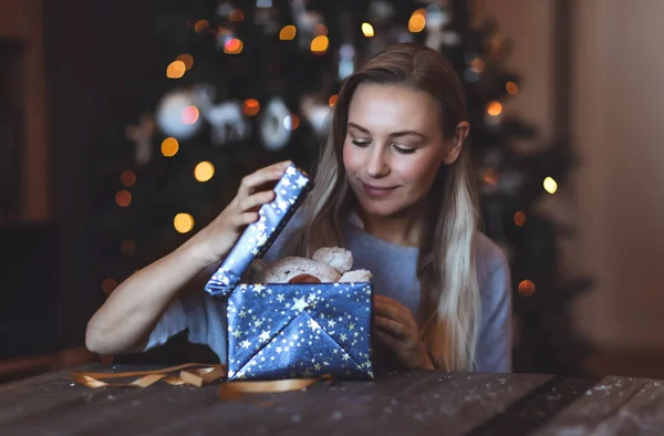 Портрет Счастливой Девушки Наслаждающейся Подарками Дома Канун Рождества Украшенные Xmas — стоковое фото