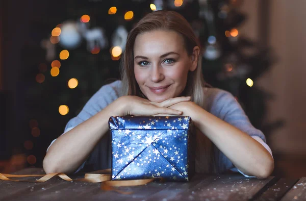 Портрет Щасливої Дівчини Яка Насолоджується Подарунками Вдома Напередодні Різдва Декорований — стокове фото
