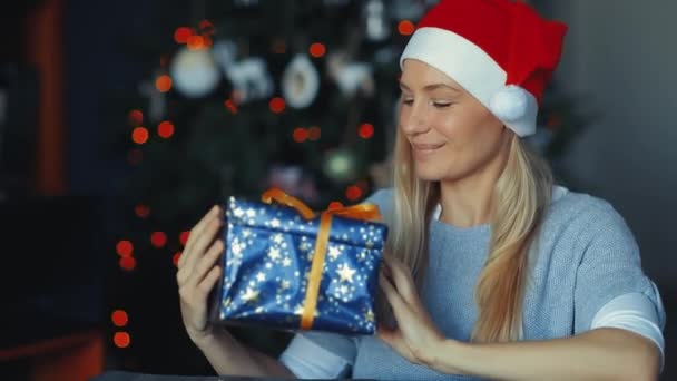 Fhd Video Porträtt Lycklig Flicka Njuter Gåvor Hemma Julafton Dekorerad — Stockvideo