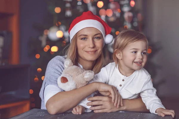 Glad Mamma Med Sin Lilla Pojke Firar Jul Hemma Tar — Stockfoto