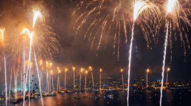 Yılbaşı tatilini kutluyoruz. Geceleri Sahilde Görkemli Selamlama Gecesi. Renkli Havai fişeklerle Mutlu Noeller.