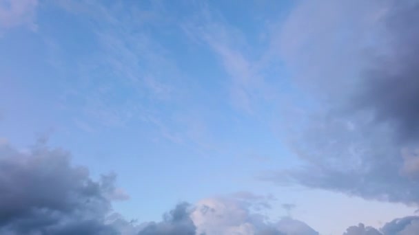 Sommerhimmel Mit Stürmischen Dunklen Wolken Regenwolken Zeitraffer Zeitraffer Wechselhaftes Wetter — Stockvideo
