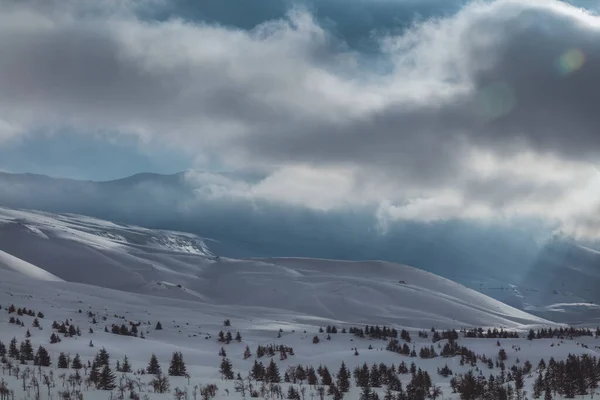 美丽的冬季山脉风景 高山上空飘飘欲仙 白雪纷飞 寒假假期 — 图库照片