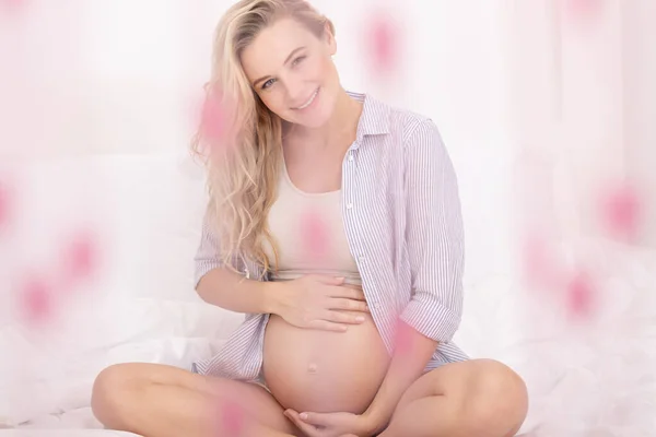 自宅で美しい妊婦の肖像画 彼女のベッドに座って 健康的な妊娠時間 — ストック写真