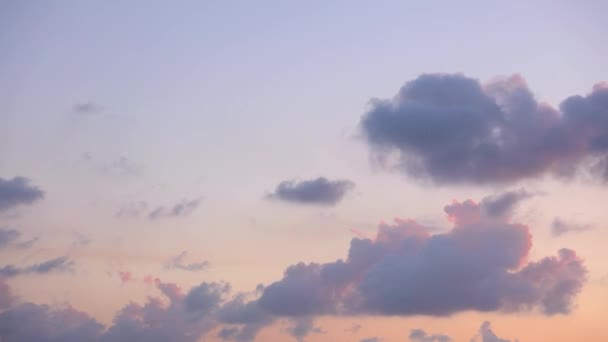 Video Van Een Zonnige Zomer Zonsondergang Achtergrond Kleurrijke Wolken Zweven — Stockvideo