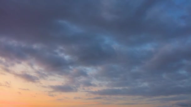 Fondo Soleado Del Atardecer Del Verano Nubes Coloridas Flotando Través — Vídeo de stock