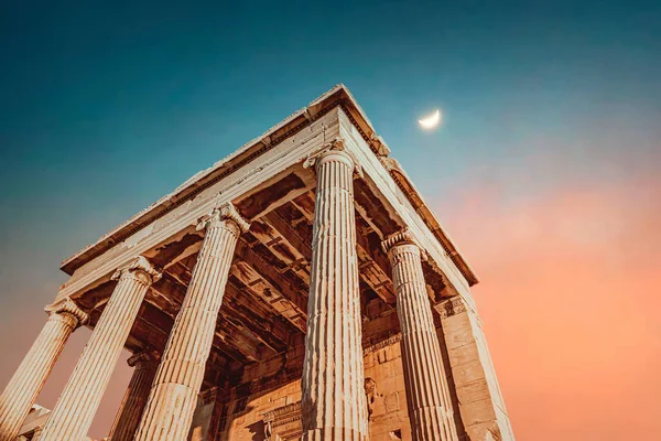 美丽的古寺高高的柱子在五彩斑斓的天空背景上残缺不全 旁边是月亮 场景的目的地 帕台农神庙雅典 — 图库照片
