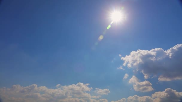 Masmavi Gökyüzünde Süzülen Beyaz Kabarık Bulutlarla Güneşli Bir Zemin Zaman — Stok video