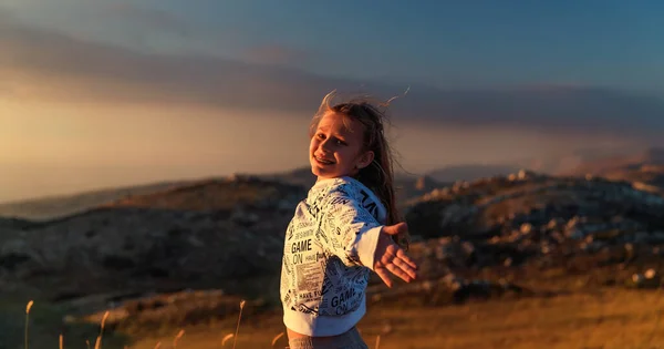 Vrolijk Meisje Heeft Plezier Bergen Gelukkig Kind Met Opgeheven Handen — Stockfoto